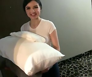 Sexy Polonyalı hizmetçi, otel odasını temizlemeye geliyor ve becerdin