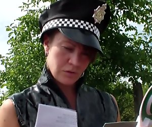 Polisi wanita muda menghukum seorang pengemudi kotor