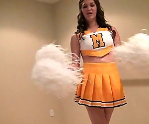Mofos -heiße cheerleaderin holly zeigt ihren geist
