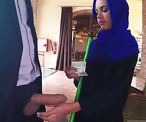 Moslimvrouw penis alles om de armen te helpen