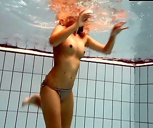 Skákání boobs pod vodou
